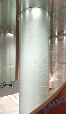 Innovatieve metalen watermuur met verbluffende visuele effecten