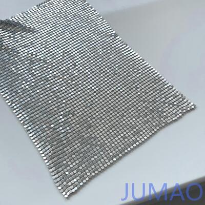 Elegante hangende metalen paillettengordijnen voor ruimteverdeling en interieurontwerp