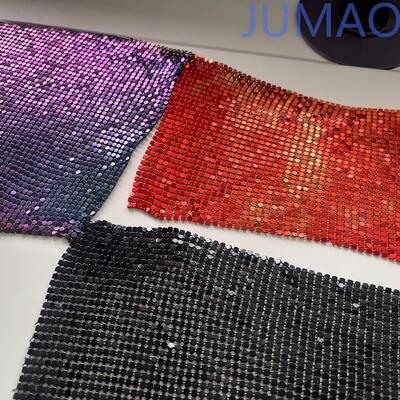 Glanzende metalen pailletten gordijnen, gemaakt voor feestelijke gelegenheden, leveren elegante sprankelende afwerkingen